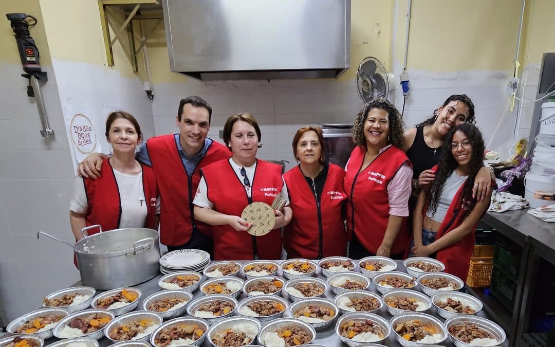 Voluntários MAPFRE cozinham centenas de refeições. Obrigado!
